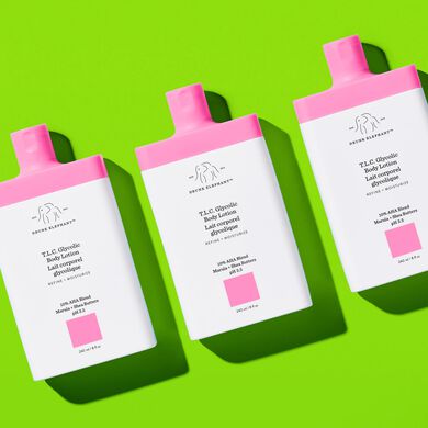 photo de multiples flacons de lotions glycoliques pour le corps T.L.C. sur un fond vert
