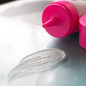 photo de l'embout de l'applicateur du gommage et un échantillon du produit montrant la texture du produit