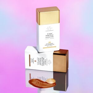 D-Bronzi placé au-dessus de B-Goldi sur un sol agréable avec un fond rose et des gouttelettes alternatives de B-Goldi et D-Bronzi sur le sol.