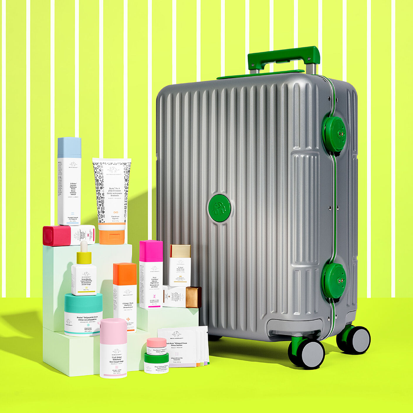 Produits debout sur le dessus d’un support vert menthe devant Trunk 8.0, devant un fond rayé vert lime