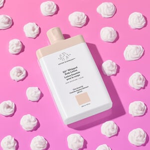 Flacon de lotion fouettée Sili vue de face entouré de touches d'échantillons de produit
