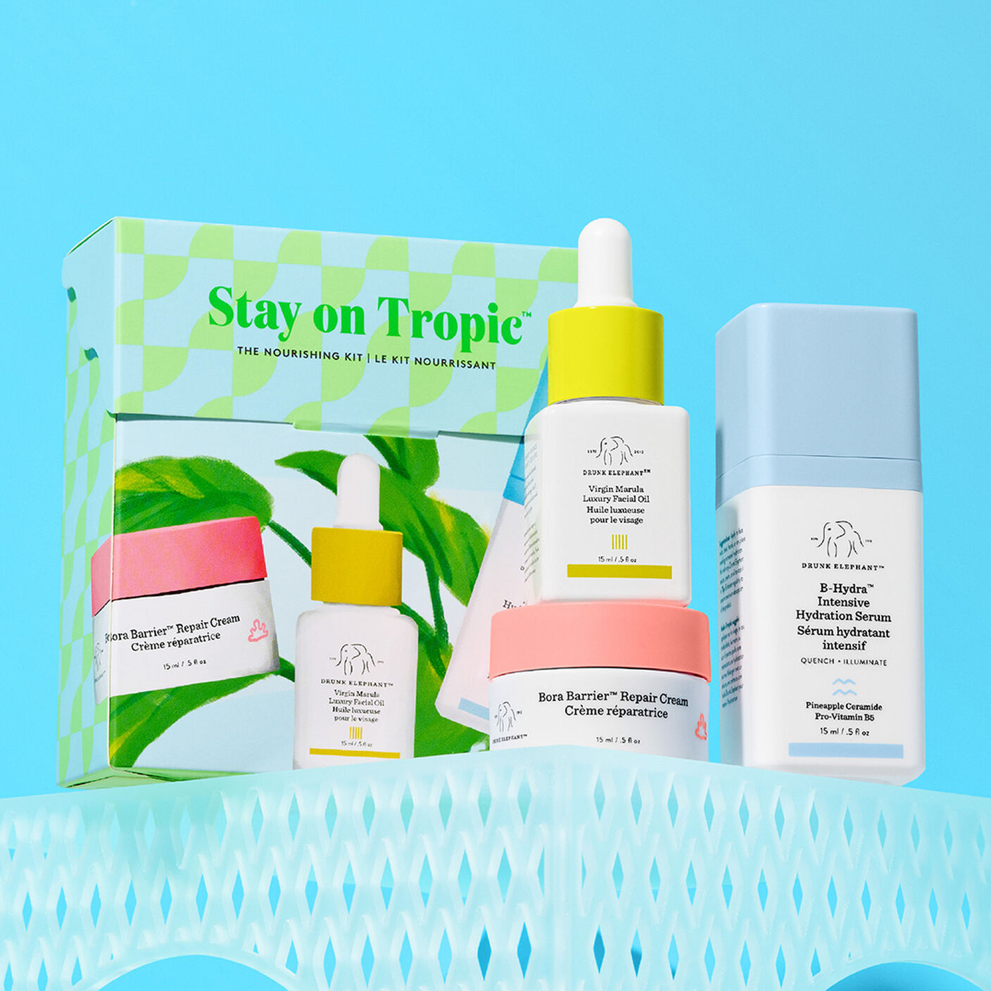 Produits Bora Barrier, B-Hydra et huile Virgin marula posés sur un socle en acrylique devant la trousse