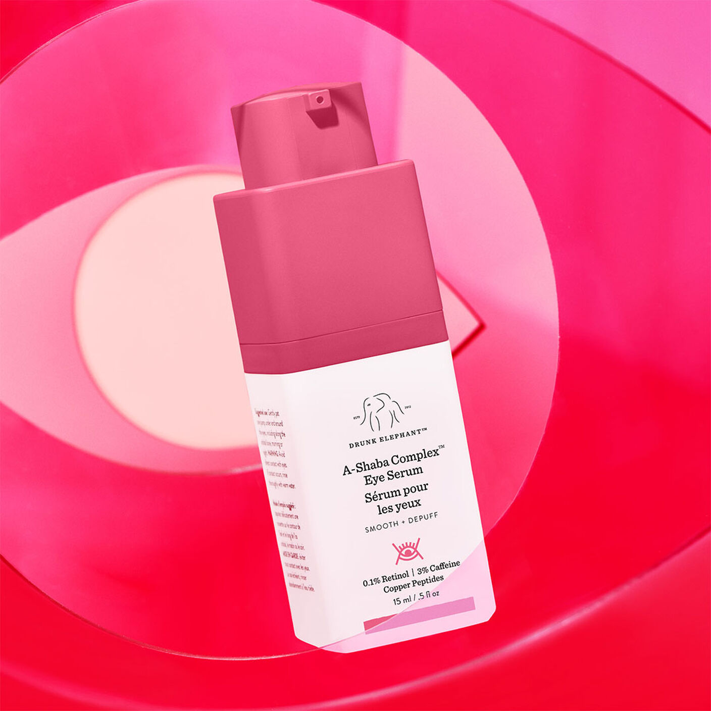 Sérum pour les yeux A-Shaba Complex devant un accessoire en acrylique rose en forme d'œil.