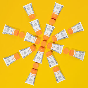 photo de plusieurs flacons Beste en format régulier et midi sur un fond orange