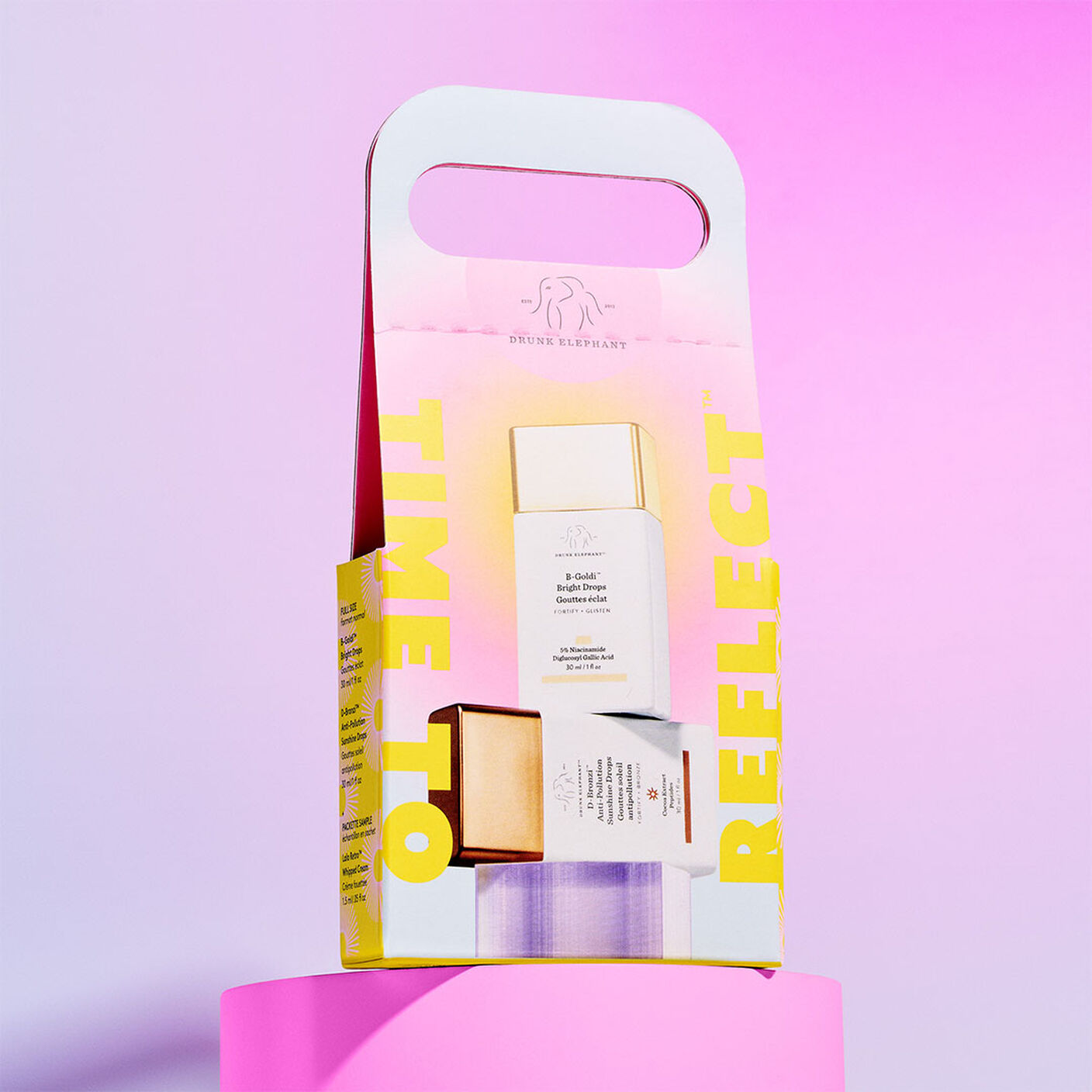 Coffret Time to Reflect sur un accessoire rose.