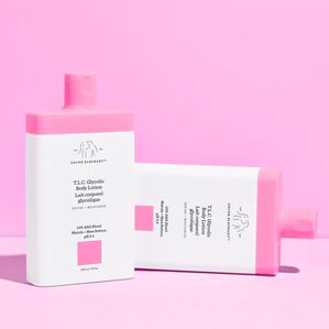 photo de deux lotions glycoliques pour le corps T.L.C. sur un fond rose