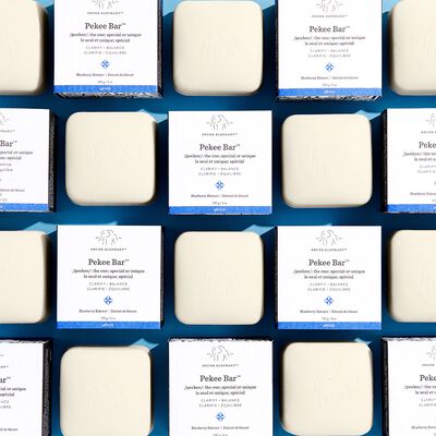 Pekee Bar and packaging arrayed in an alternating grid pattern against a blue background