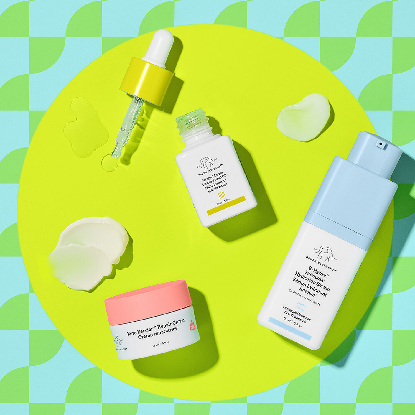 Produits Bora Barrier, B-Hydra et huile Virgin marula posés à plat sur un fond imprimé bleu et vert citron avec des textures des produits à côté