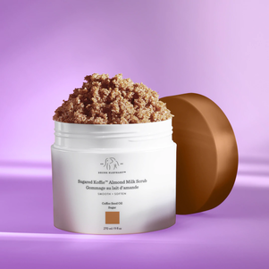 photo d'une bouteille d'un Nettoyant pour le corps Kamili entre des pierres volcaniques