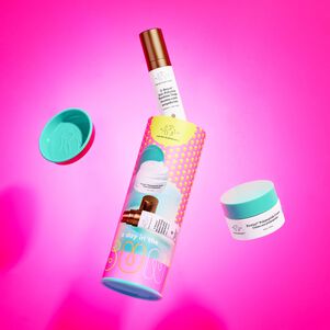 Emballage de la trousse Une journée au soleil avec Protini Cream et D-Bronzi flottant dans l'air