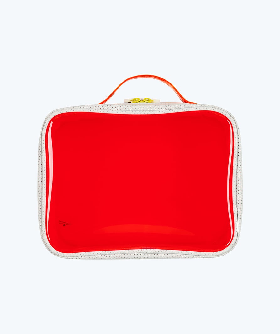 Trousse Dopp Ensemble Dopp Standard the Red transparent sur un fond blanc.