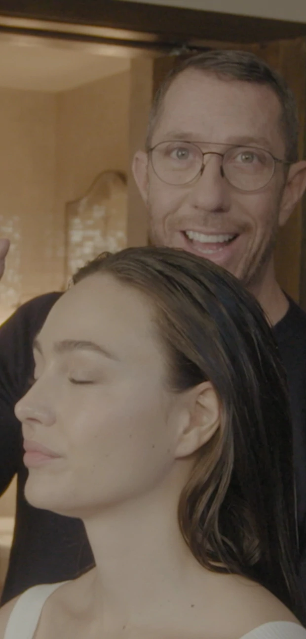 vidéo du célèbre coiffeur Chris McMillan démontrant un gommage du cuir chevelu sur un mannequin