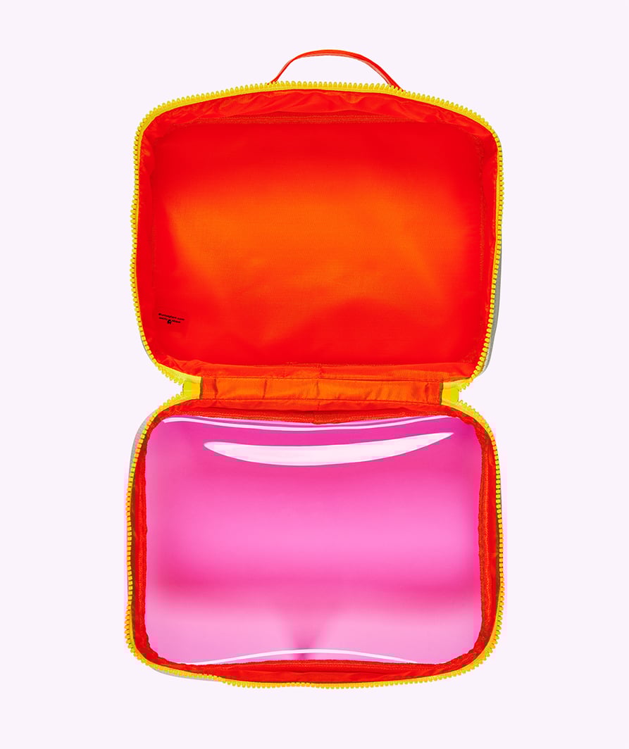 Trousse Dopp Ensemble Dopp ouvert sur un fond blanc.